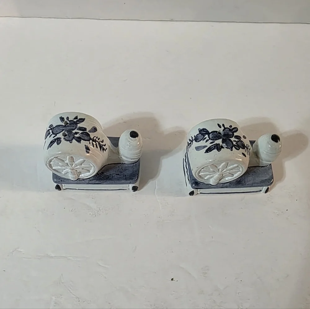 Vtg Spinning Wheel Salt Pepper Shaker Set Blue White Floral Pattern